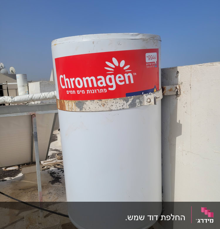 דוד שמש כרומגן מותקן על גג עם צנרת מחוברת